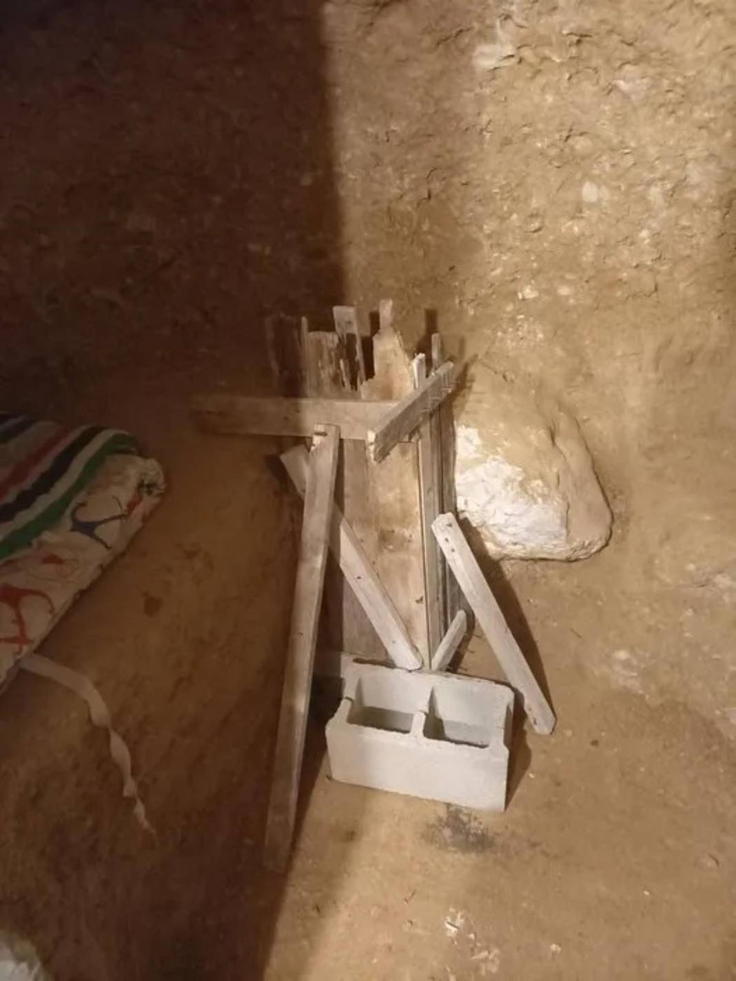 Ailesine kızınca bahçede açtığı çukurda yaşamaya başladı! 2 oda 1 salon ev : Isıtma sistemi bile kurdu! 7